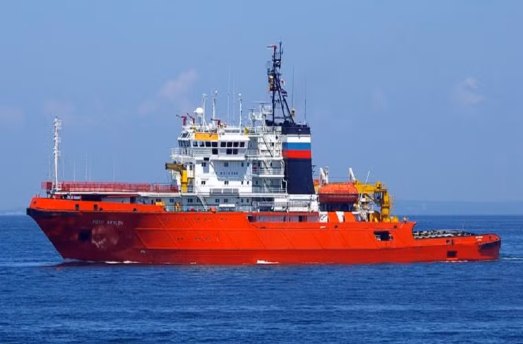 Tuy phục vụ cho Hải quân Nga nhưng các tàu cứu hộ như tàu cứu hộ Fotiy Krylov lại không được hưởng các đặc quyền như các tàu chiến trong cùng hạm đội. Một phần là do đặc thù công việc mà nó phải đảm nhận.