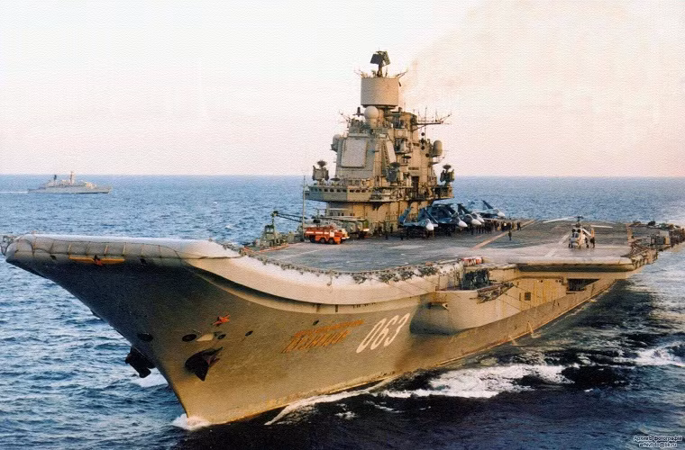 Hệ thống vũ khí chính của tàu Đô đốc Kuznetsov gồm: tên lửa chống hạm P-700, tên lửa phòng không tầm trung 3K95 "Kinzhal", hệ thống chống ngầm RBU-12000 UDAV-1 và nhiều loại vũ khí khác. Tàu sân bay Đô đốc Kuznetsov có thể mang theo cùng một lúc 14 chiếc tiêm kích trên hạm Su-33 hoặc 20 chiếc tiêm kích hạm MiG-29K, 4 chiếc cường kích Su-25UTG và gần 20 chiếc trực thăng các loại.