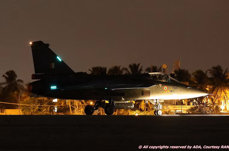 Đây là loại máy bay một động cơ và được thiết kế khá đặc biệt khi cấu hình với cánh tam giác lớn, không có cánh đuôi ngang mà chỉ có cánh đuôi đứng, cũng như không được thiết kế cánh mũi.