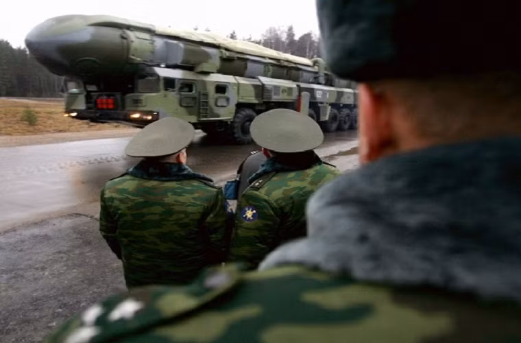 RT 2PM Topol được trang bị 3 tầng động cơ dùng nhiên liệu rắn, nó được thiết kế để có thể triển khai trên bệ phóng di động gắn trên một khung gầm xe tải đặc chủng.