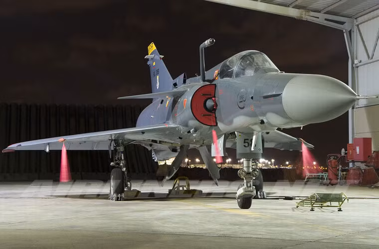 Tiêm kích đa năng hoạt động trên mọi điều kiện thời tiết Kfir TC.10 được cải tiến dựa trên khung thân cơ sở Mirage 5 (Pháp thiết kế) với hệ thống điện tử hàng không của Israel.