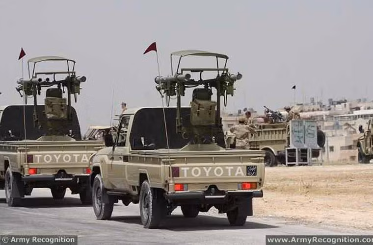 Dòng xe bán tải Toyota Hilux đã trở thành khung gầm lý tưởng cho các loại vũ khí tự chế. Quân đội các nước như Libya, Syria, Jordan, Iraq có rất nhiều loại vũ khí lắp trên loại xe này.