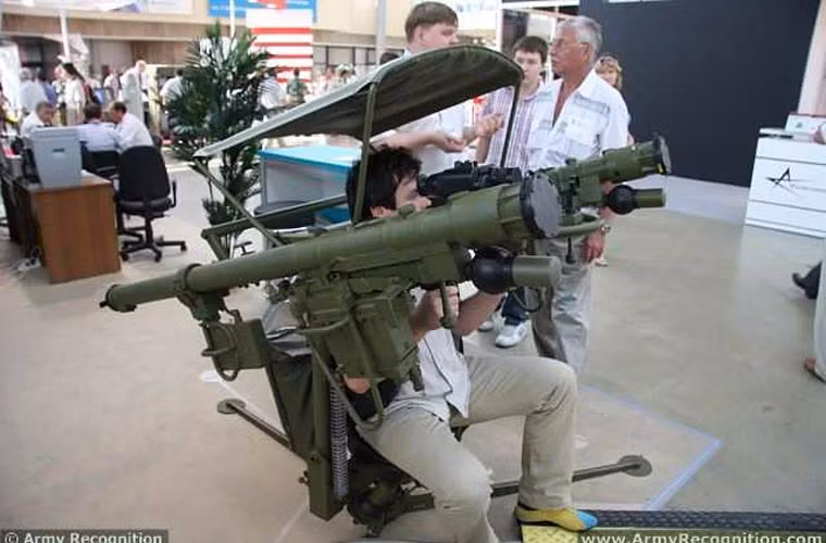 Mỗi giá phóng lắp 2 đạn tên lửa, người bắn có 2 tay cầm dùng để xoay và điều chỉnh giá phóng phù hợp với góc bắn.