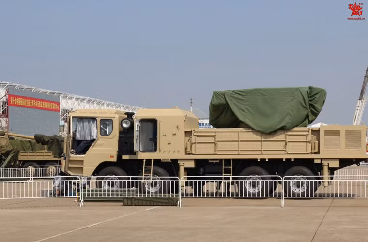 Một loại vũ khí được cho là pháo phản lực phóng loạt. Dù vậy khung bệ của nó khiến người ta dễ liên tưởng tới xe chiến đấu của tổ hợp pháo - tên lửa Pantsir-S1.