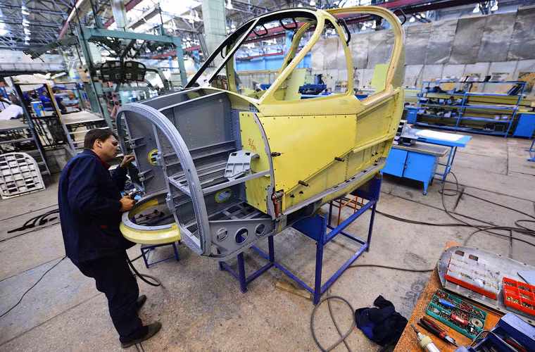 Tổng cộng, nhà máy có 30 phân xưởng đảm nhiệm các nhiệm vụ khác nhau như đúc, rèn, hàn, lắp ráp các bộ phận của trực thăng.