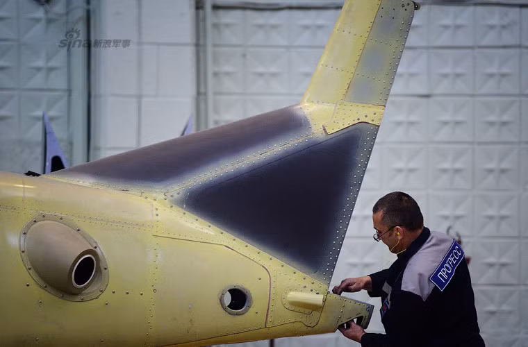 Cận cảnh một kỹ sư của nhà máy đang lắp ráp thiết bị ở phần đuôi của trực thăng Ka-52.