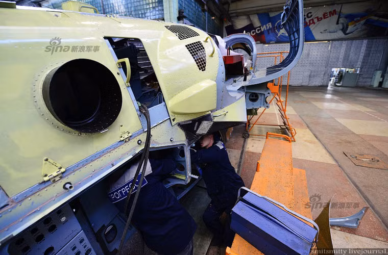 Công việc đòi hỏi mất nhiều thời gian và tỉ mỉ nhất chính là công đoạn kết nối hệ thống điện, điện tử trên máy bay.