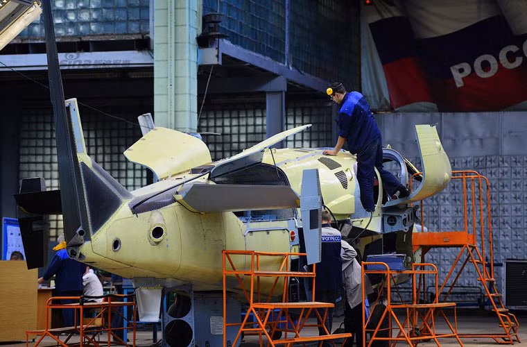 Các vũ khí chính của Ka-52 bao gồm tên lửa chống tăng 9K121 Vikhr, tên lửa không đối không tự dẫn hồng ngoại R-73, tên lửa không đối không tự dẫn hồng ngoại Igla-V và các loại rocket, bom.