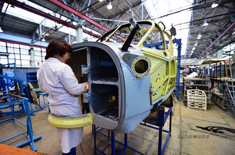 Khu vực sản xuất của nhà máy có diện tích khoảng 290.000 mét vuông. Trong ảnh là một nhân viên nữ của nhà máy đang lắp ráp các linh kiện vào phần đầu trực thăng.