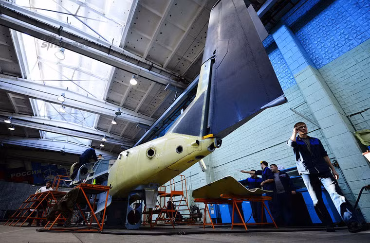 Tuy nhiên sự thay đổi này cũng có những bước tiến đặc biệt, khi ngồi ngang nhau các phi công có được 1 tầm nhìn tốt hơn, điều này làm tăng khả năng quan sát chiến trường cũng như dễ dàng hơn trong việc phối hợp của phi hành đoàn.