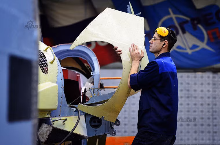 Ka-52 Alligator là phiên bản cải tiến từ Ka-50, nó đã thay kết cấu buồng lái 1 trước 1 sau sang kiểu ngồi ngang hàng. Hiện chỉ có Nga áp dụng kiểu bố trí chỗ ngồi phi công dạng này cho trực thăng tấn công.