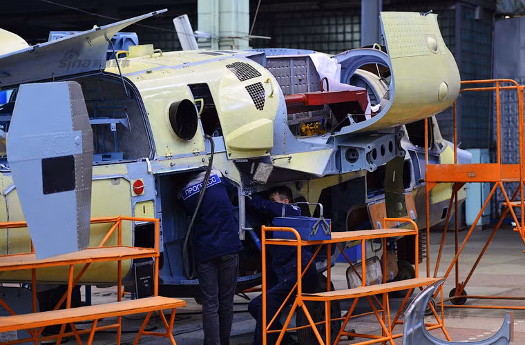 Điều này đã làm thay đổi cấu tạo khí động học của cỗ máy và giảm tốc độ tối đa từ 310 km/h của Ka-50 xuống 300km/h của Ka-52 và tăng mức tiêu thụ nhiên liệu thêm 1 chút.