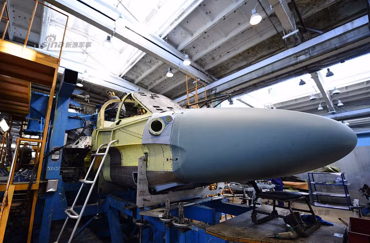 Bên trong mũi của Ka-52 được trang bị radar sóng mm FH-01 có khả năng trinh sát trên không - mặt đất.