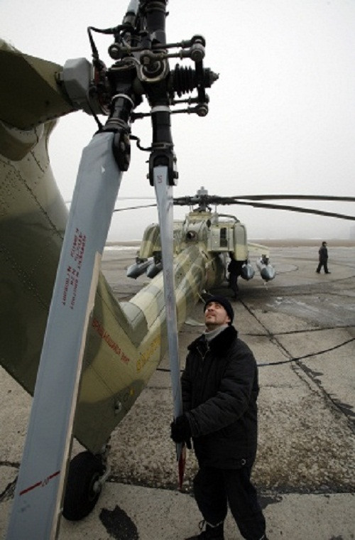 Mi-28 là mẫu trực thăng tấn công đúng nghĩa của Nga do Mil Moscow thiết kế phát triển từ đầu những năm 1980. Khác với Mi-24, Mi-28 lược bỏ chức năng vận tải chở quân, chủ yếu tập trung cho nhiệm vụ tấn công. Biến thể mới nhất của Mi-28 là Mi-28N được cập nhật thêm về hệ thống điện tử hàng không ví dụ như radar sóng mm trên đỉnh cánh quạt (như AH-64D/E Apache), trang bị thêm các cảm biến trinh sát.