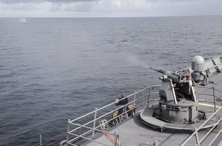 Pháo tự động 25mm Mk38 trên tàu chiến Mỹ nã đạn dữ dội.