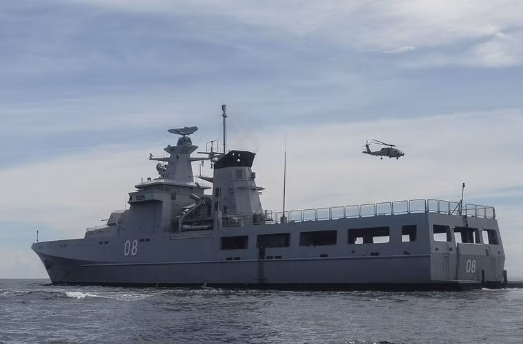 Cận cảnh khoa mục huấn luyện cất hạ cánh của trực thăng trên tàu chiến KDB Darulaman (P-08) của Hải quân Brunei.