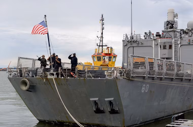 Cận cảnh lễ chào cờ trên tàu hộ vệ USS Rodney M. Davis (FFG 60) của Hải quân Mỹ khi tham gia tập trận Carat với Hải quân Brunei.