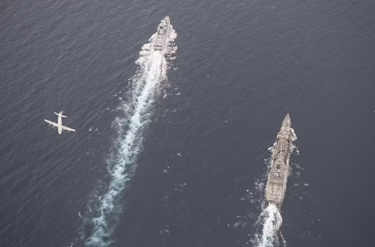 Cuộc tập trận có sự tham gia của tàu hộ vệ USS Rodney M.Davis (FFG 60) cùng một vài máy bay của Hải quân Mỹ cùng tàu tuần tra KDB Darulaman (PV 08) của Hải quân Brunei. Trong ảnh, máy bay tuần tra chống ngầm P-3C Orion của Hải quân Mỹ lượn trên đội hình tàu chiến 2 nước.