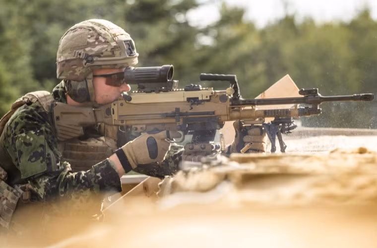 HK121 nạp đạn bằng áp lực khí nén do viên đạn đầu tiên nổ tác động lên buồng đạn. Nó chỉ bắn ở chế độ tự động.