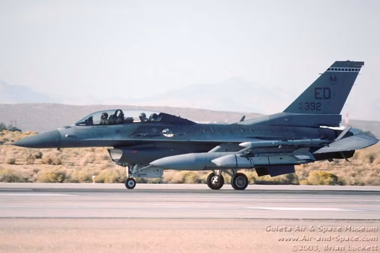 Một chiếc tiêm kích F-16 của Mỹ được trang bị tên lửa hành trình JASSM.