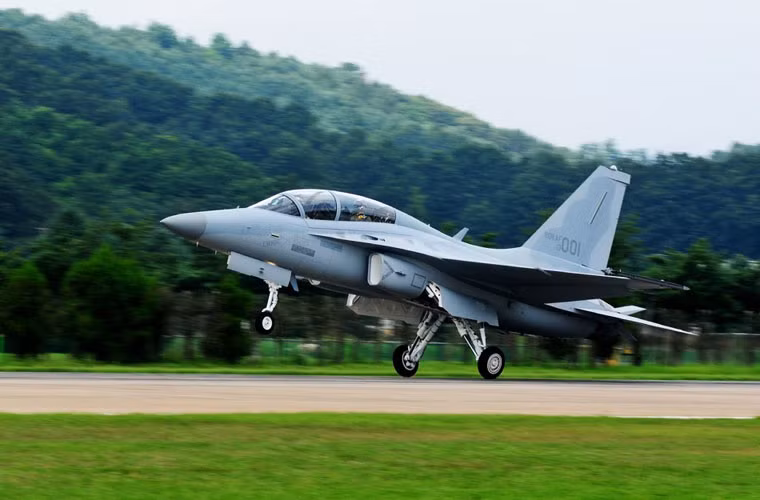 FA-50 là biến thể chiến đấu đa năng trong mọi điều kiện thời tiết được phát triển dựa trên máy bay huấn luyện T-50 Golden Eagle do Hàn Quốc tự phát triển, sản xuất.