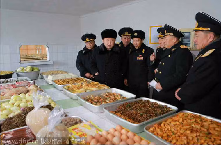 Ngoài ra, ông Kim Jong-un còn thị sát phòng bệnh, phòng giáo dục, phòng ăn.