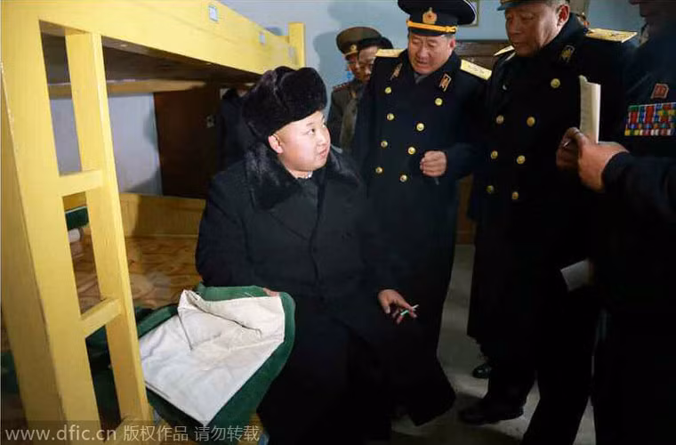 Sau đó ông Kim Jong-un tới phòng huấn luyện tổng hợp trong nước để tìm hiểu tình hình huấn luyện trong phòng như tấn công ngư lôi và đích thân chỉ huy huấn luyện tàu lặn, chỉ ra những công việc cần phải chuẩn bị để hoàn thành nhiệm vụ chiến đấu cho lực lượng tàu ngầm.