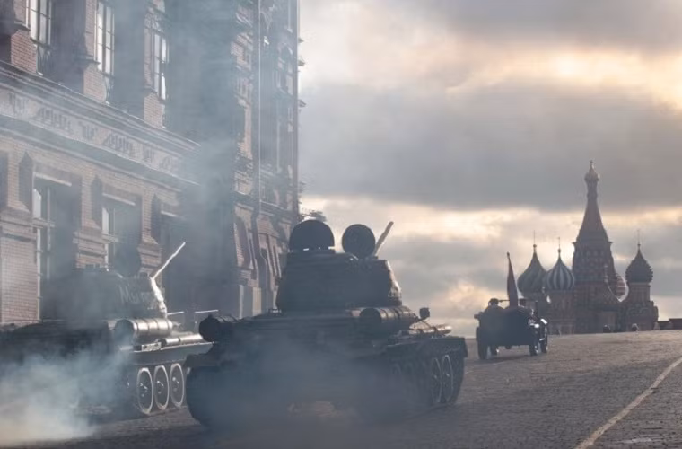 Hình ảnh những chiếc xe tăng T-34-85 huyền thoại tham gia lễ duyệt binh tại Quảng trường Đỏ ở Moscow, Nga.