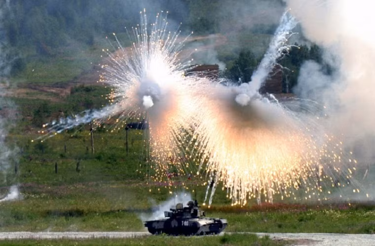 Mẫu xe tăng chiến đấu chủ lực T-80 của Liên Xô sau này cũng được phát triển dựa trên T-64. Và nó cũng là mẫu xe tăng đầu tiên được trang bị động cơ tuabin khí cực khỏe.