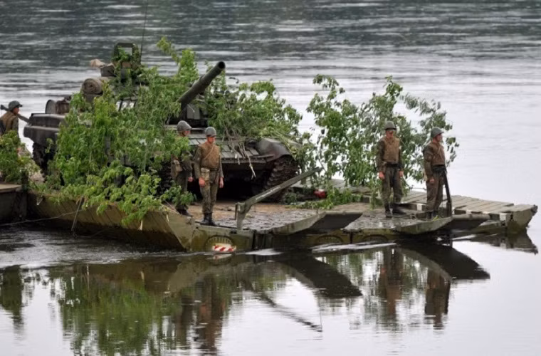 Bên cạnh đó không thể không nhắc tới xe tăng chiến đấu chủ lực T-72, mẫu xe tăng được trang bị phổ biến nhất trong Quân đội Liên Xô và Nga sau này. Nó cũng được sử dụng làm nền tảng để phát triển nhiều loại xe tăng - thiết giáp của Nga.