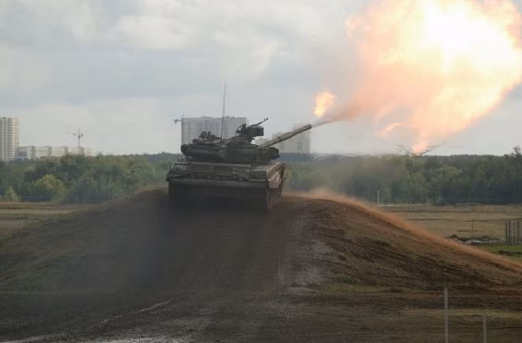 Xe tăng chiến đấu chủ lực hiện đại nhất nước Nga T-90 cũng được phát triển dựa trên T-72.