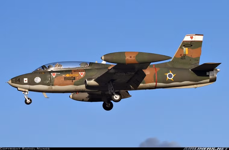 MB-326 khá thành công trên thị trường xuất khẩu và được trang bị cho lực lượng không quân nhiều nước trên thế giới với nhiều vai trò khác nhau, thậm chí Brazil và Nam Phi cũng mua lại giấy phép sản xuất của mẫu máy bay này. Tuy nhiên ngày nay số lượng MB-326 trên toàn thế giới chỉ còn khá ít đa số hoạt động ở châu Phi và Nam Mỹ. Với biến thể cường kích, MB-326 có thể mang theo 900kg bom các loại và được trang bị 2 súng máy 12,7mm.