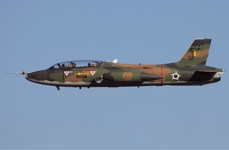 Aermacchi MB-326: là mẫu máy bay phản lực do hãng hàng không Aermacchi của Italy, với mục đích thiết kế ban đầu là một mẫu máy bay huấn luyện hai chỗ ngồi. Tuy nhiên sau đó MB-326 được phát triển thêm các biến thể máy bay cường kích hai chỗ ngồi và một chỗ ngồi.