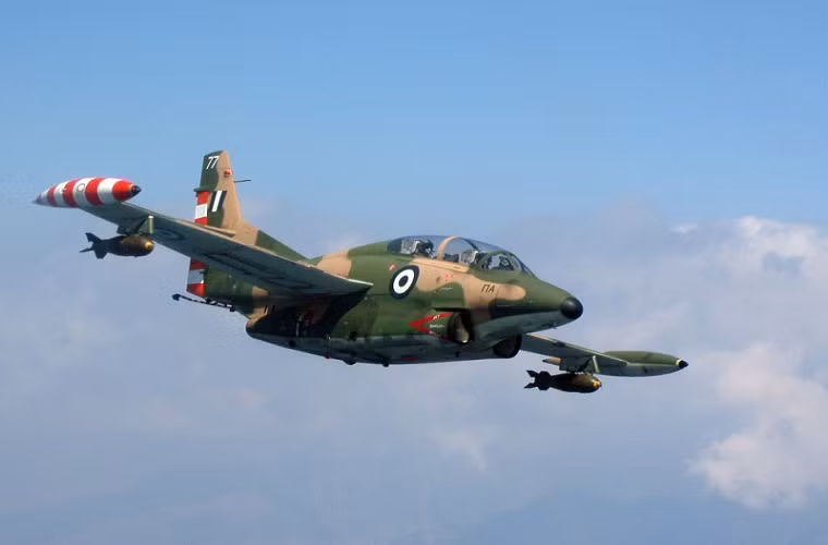 North American T-2 Buckeye: là mẫu máy bay huấn luyện của Hải quân Mỹ được đưa vào trang bị từ năm 1959. Hiện nay T-2 Buckeye hầu nhưng đã ngưng hoạt động trên toàn thế giới, ngoại trừ một số ít chiếc vẫn còn được Không quân Hy Lạp sử dụng.