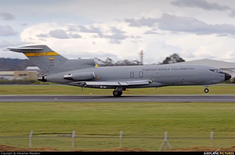 Boeing 727: là một mẫu máy bay chở khách thương mại được trang bị ba động cơ phản do hãng hàng không Boeing của Mỹ chế tạo và giới thiệu lần đầu tiên vào 1964. Tuy nhiên nó lại được lực lượng không quân của một số quốc gia trên thế giới cải tạo và sử dụng như một máy bay vận tải quân sự.