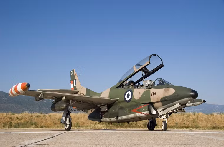 T-2 Buckeye được trang bị hai động cơ phản lực General Electric J85 có công suất 2.950 lbf cho mỗi chiếc, với tốc độ bay tối đa là 840km/h và có tầm hoạt động khoảng 1.685km.