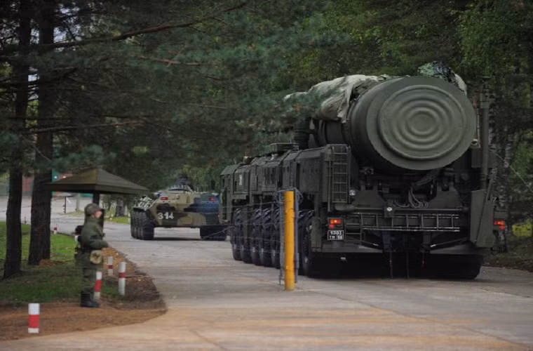 RS-24 được thử nghiệm lần đầu tiên vào 29/5/2007 và nó được xem như là quân át chủ bài của lực lượng tên lửa chiến lược Nga. RS-24 còn có thể được triển khai trên các bệ phóng di động hoặc các bệ phóng ngầm dưới lòng đất.