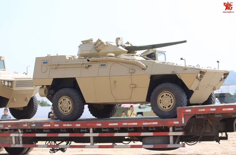 Xe thiết giáp hạng nhẹ báng lốp 4x4 không rõ kiểu loại, trang bị tháp pháo 30mm.