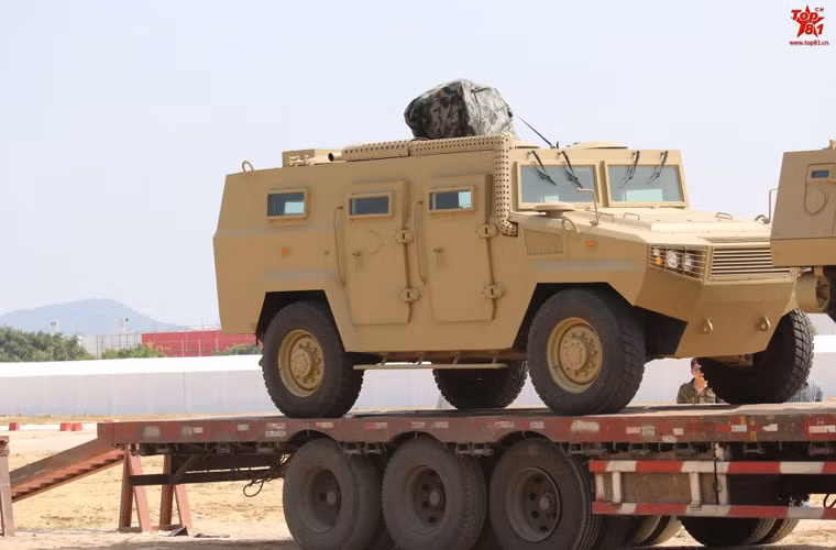 Xe việt dã chống mìn của Trung Quốc cũng đã được vận chuyển đến triển lãm Chu Hải để giới thiệu với khách thăm quan của các nước.