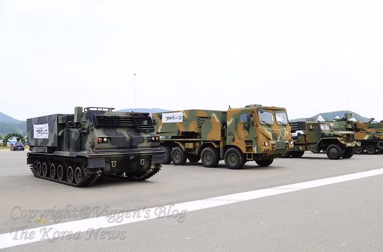 Ba hệ thống pháo phản lực phóng loạt của Hàn Quốc (từ trái qua): pháo M270 do Mỹ chế tạo; K-MLRS và cuối cùng là K-136 Kooryong kiểu cũ.