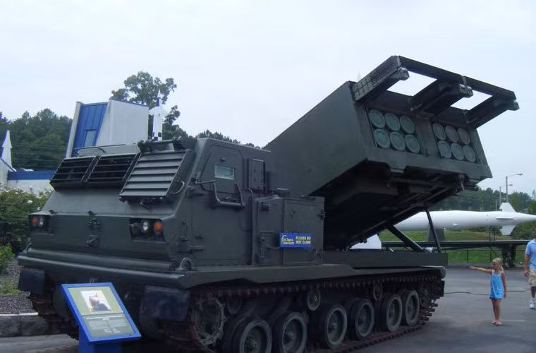 Pháo phản lực phóng loạt M270 do Mỹ chế tạo mà Hàn Quốc sở hữu cũng có tính năng tương đương. Theo đó, nó có thể bắn các loại đạn rocket cỡ 227mm hoặc đạn tên lửa chiến thuật MGM-140.