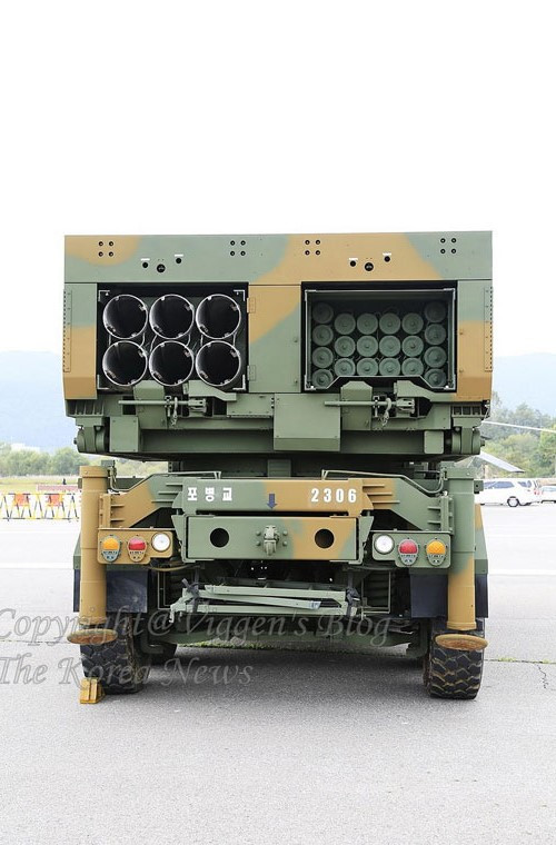 Bên trái bệ phóng là 6 ống phóng đạn 230mm và bên phải là 20 ống phóng đạn 130mm.