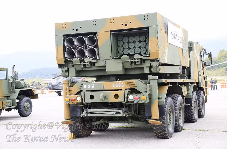 Điểm đặc biệt của K-MLRS là kết cấu bệ phóng module có thể lắp 2 loại đạn rocket cỡ 130mm và 230mm.