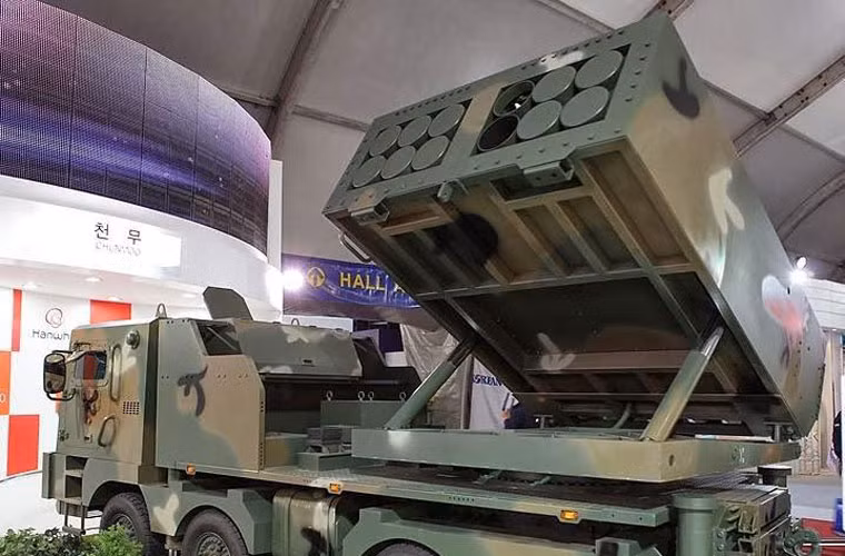 Với đạn 130mm, hệ thống K-MLRS có thể tiêu diệt mục tiêu từ khoảng cách tối đa 80 km. Trong khi đó, với loại đạn 230 mm, hệ thống có thể đạt tầm bắn tối đa xa gấp đôi, lên tới 160 km.