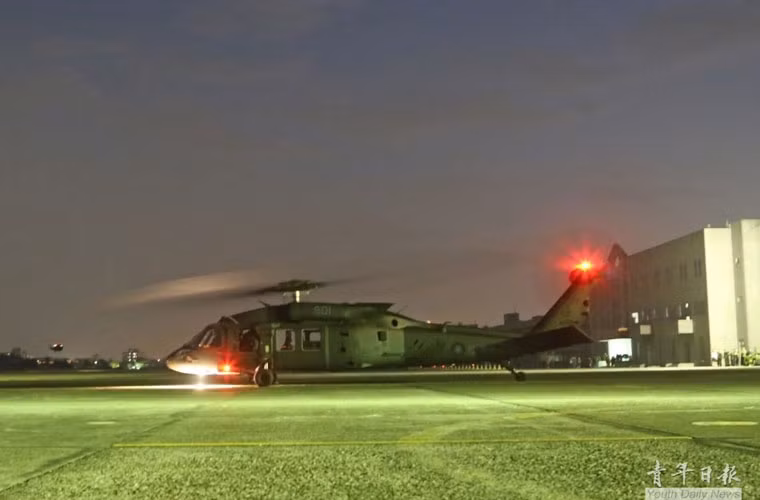 Cận cảnh một chiếc trực thăng UH-60 Black Hawk hạ cánh xuống căn cứ Quy Nhân của Lục quân Đài Loan.