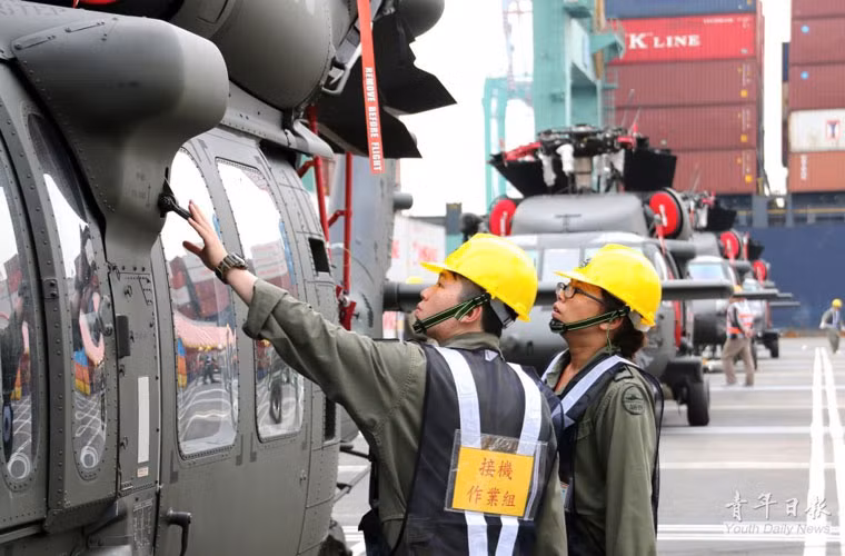 Trong nhiệm vụ chiến đấu, UH-60 trang bị 2 súng máy M240H cỡ 7,62mm hoặc 2 súng máy 6 nòng cỡ 7,62mm M134 hoặc 2 súng máy 6 nòng cỡ 12,7mm GAU-19.