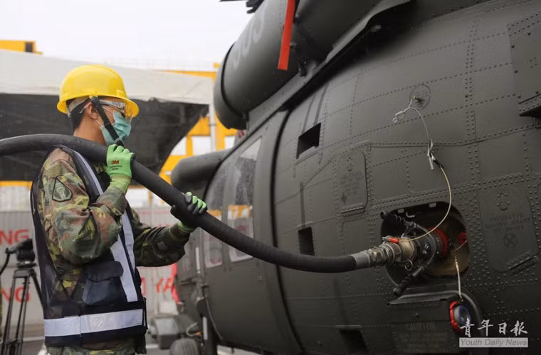 Nhân viên đang tiếp nhiên liệu cho một chiếc trực thăng UH-60 sau khi hoàn thành tất cả các công việc lắp ráp.