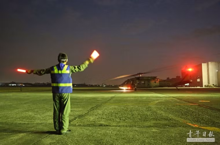 Nguồn tin cho biết, sau khi tiến hành lắp ráp tại cảng, những máy bay này sẽ trực tiếp bay về căn cứ không quân. Trong ngày 3/12 chiếc trực thăng UH-60 Black Hawk đầu tiên sau khi được lắp ráp, thử nghiệm đã bay đến căn cứ Quy Nhân.