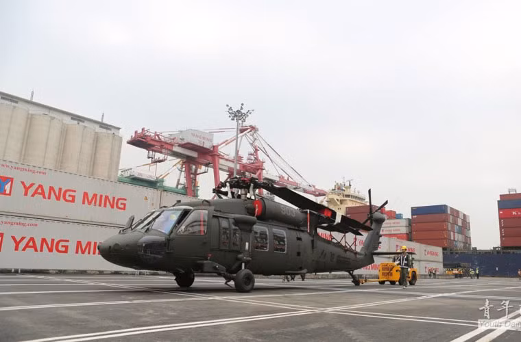 Ngoài ra, UH-60 còn mang được rocket 70mm hoặc tên lửa chống tăng AGM-114 Hellfire hoặc tên lửa không đối không AIM-92 Stinger trên 2 cánh nhỏ trên thân.