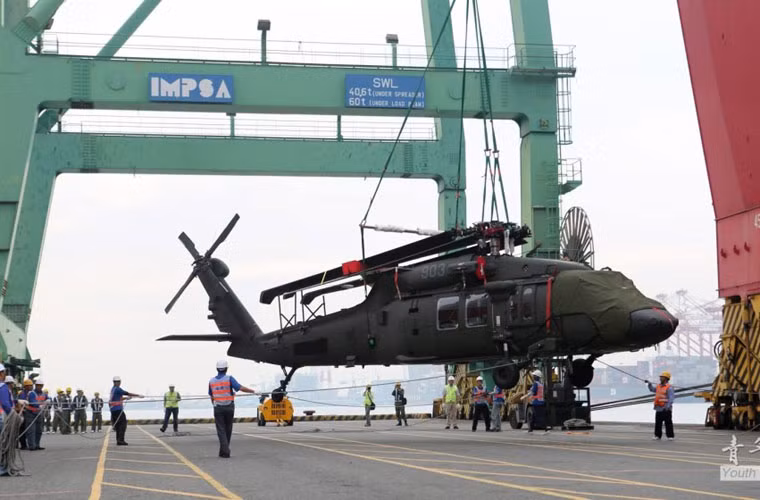 Được biết, lục quân Đài Loan mua tổng cộng 60 máy bay trực thăng Black Hawk UH-60 của Mỹ. Hợp đồng sẽ chia thành 7 lượt giao hàng, dự kiến hoàn thành vào năm 2018.